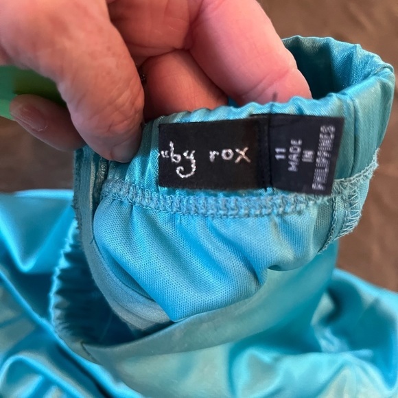 𝅺Teal short satin strapless, skirt is bubbled. Excellent condition - Picture 5 of 5